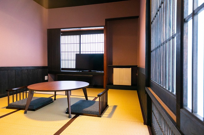 Standard Japanese room- 6 tatami mat large, corner room