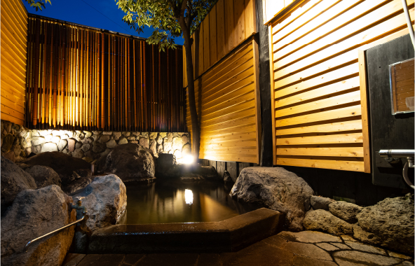 Open hot spring with aromatic mist sauna